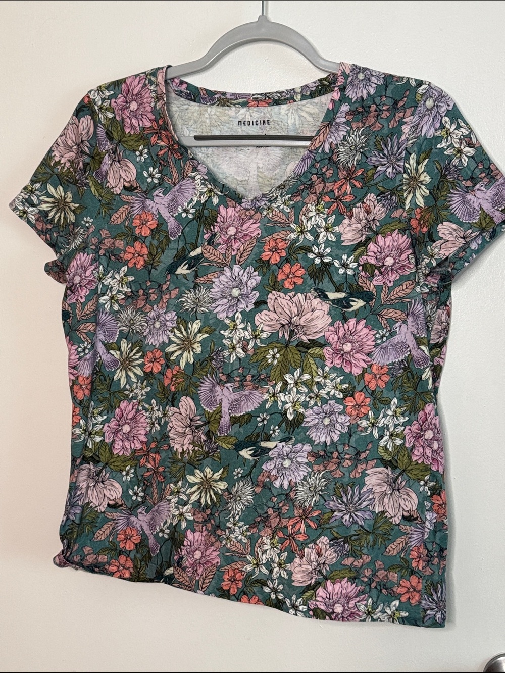 Birds & Floral V-Neck Short Sleeve Top in Green